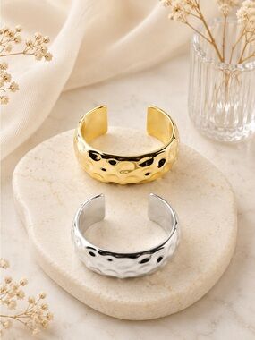 6 plastic bracelets 3 gold 3 silver. 58MM